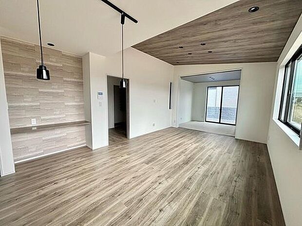 【リビング】ダイニングに設けたカウンターは、ちょっとした作業やお子様のスタディスペースとしても活躍。 家族の気配を感じながら使える、便利で使い勝手の良い空間です。