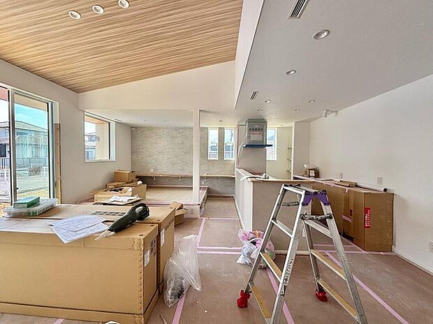 【LDK】3月撮影
キッチンからはLDK全体を見渡すことができるため、家事と育児の両立を実現できます☆
完成前からも実際にご見学可能です!
長期優良住宅×省令準耐火構造