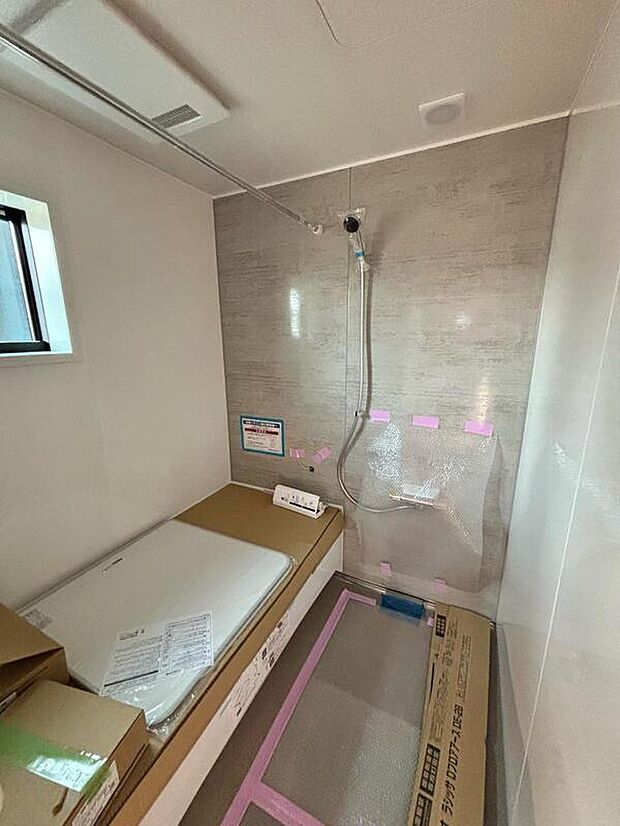 【浴室】3月撮影！現在の様子です。
浴室内には浴室換気乾燥暖房機があり、入浴時間がより快適になります！
完成前からも平日・土日共にご見学可能です(^^)/