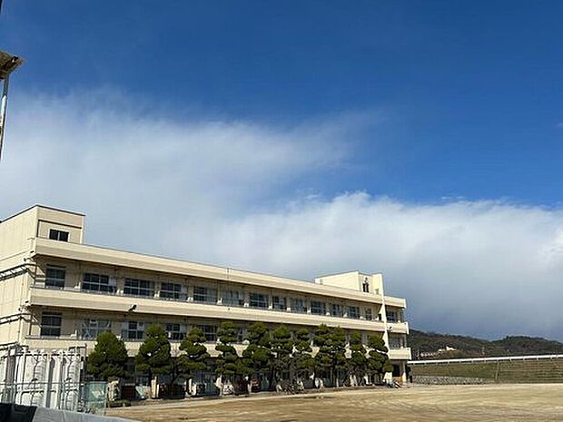 丸亀市立城東小学校（約1,764m）