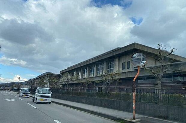 丸亀市立南中学校（約1,135m）