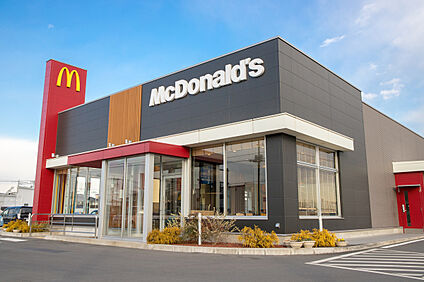 マクドナルド小作駅前店 約450ｍ(徒歩6分)