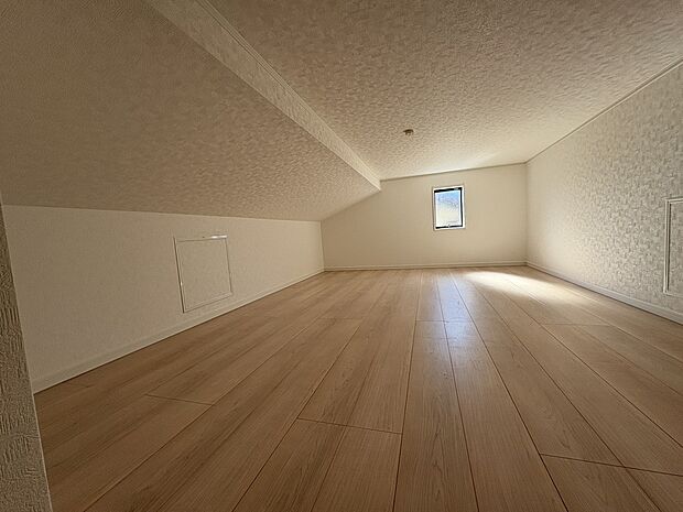 【屋根裏収納】6.25帖の広々屋根裏収納があるので、普段は使わない季節の飾り物やお洋服を収納することできます。