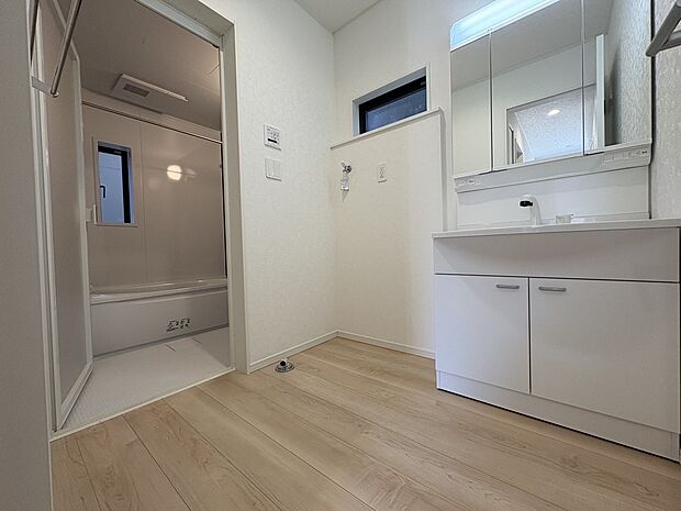 【三面鏡タイプの洗面台】三面鏡の後ろに収納がついているので、物が多くなりがちな洗面台周りをスッキリさせることができます。鏡合わせをすればご自身の後頭部も見られるので、ヘアアレンジなどもしやすいです。