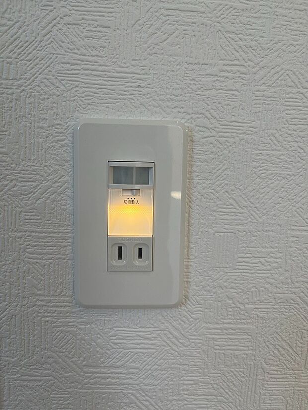 【人感センサーライト】廊下に設置されている人感センサーライトは、優しい光がつきます。夜間、廊下を通る時も眩しくなく、さらに一定時間経過で自動的に消灯するので消し忘れもない便利な設備です。