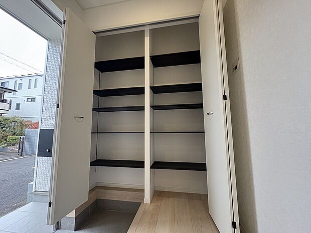 【可動棚の玄関収納】大きな玄関収納は、可動棚になっているので靴や物の大きさに合わせて位置を調節することができます。左右別々に調節できるので、それぞれ分けてしまっておくことができます。