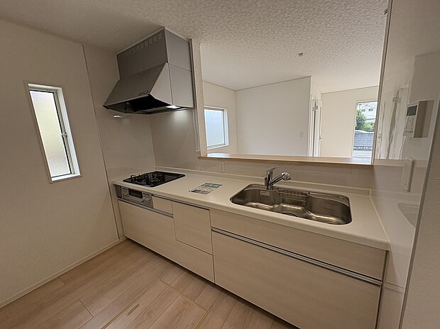 【機能性たっぷりのキッチン】作業台が広く、収納もたっぷりあるため快適にお料理ができます。また、三口のガスコンロなので同時並行での作業も可能です。