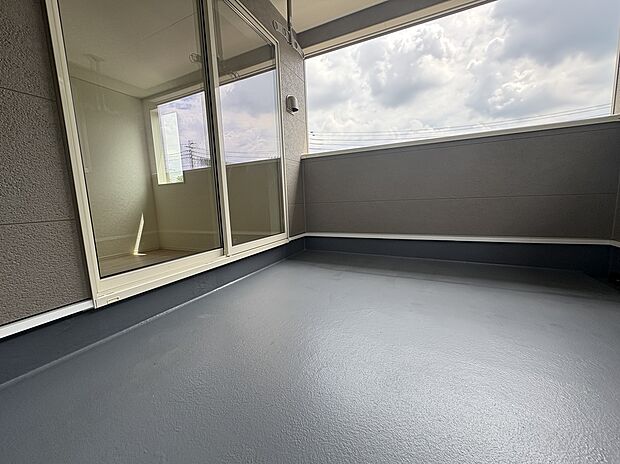 【広々ルーフバルコニー】突然の雨でも安心のルーフバルコニー。ベランピングやプランター栽培なども楽しむことができます。