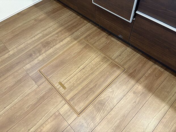 【床下収納】普段は使わない調味料や災害に備えた備蓄品などを収納できる床下収納。簡単には開かないので、小さなお子さまがいても安心です。また、普段は床下にあるので突然の来客があっても人目につかず、スッキリお使いいただけます。
