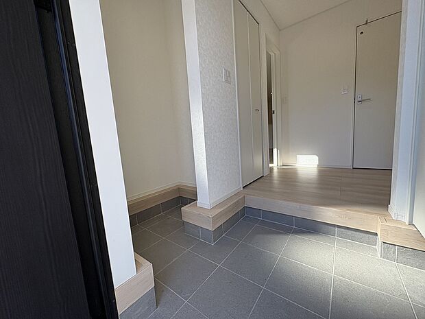 【便利な玄関スペース】玄関にも収納スペースがあるので、お子さまの遊び道具やカー用品、ガーデニング用品、アウトドア用品などをスッキリと収納できます。中に収納棚を設置して、整理することもできます