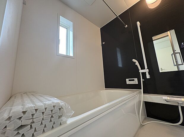 【浴室乾燥機】雨が続きやすい梅雨の時期や、洗濯物が乾きづらい冬などに活躍する浴室乾燥機能。急な洗濯物にも大変便利な機能です。物干し竿がついているので、ハンガーをそのままつるして乾かすことができます。