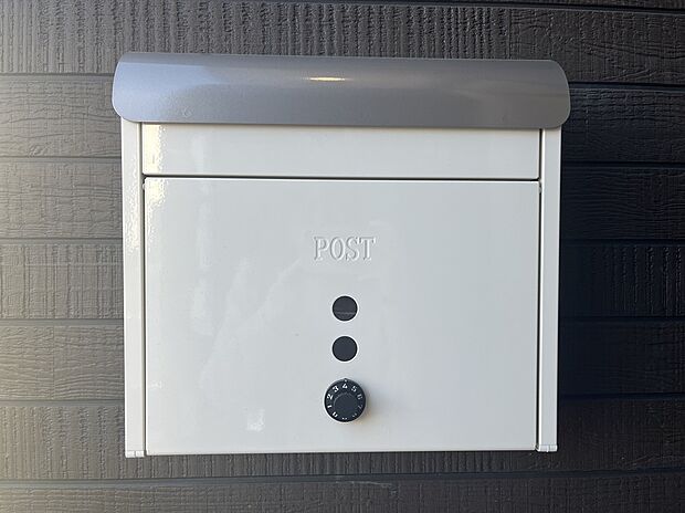 【ポスト】大容量のポストなので、書類やハガキだけでなく小さめの小包なども投函することができます
