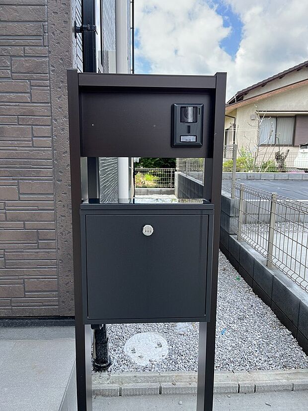 【ポスト】大容量のポストなので、書類やハガキだけではなく、小さめの小包なども投函することができます。