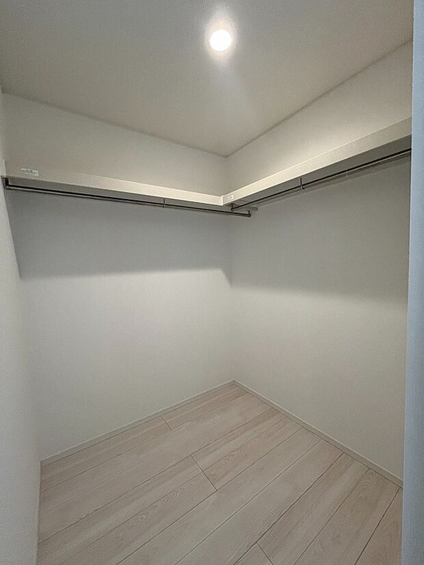 【お洋服選びが楽しくなるWIC】お洋服全体を見ながら、選ぶことができるので毎日のお着換えの時間が楽しくなります。また、畳まずに吊るすことができるので手間が減り、楽になるだけでなくシワになりやすいお洋服も綺麗に収納できます。