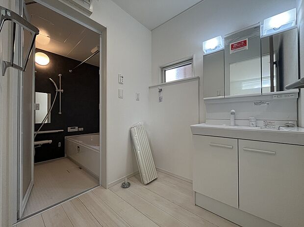 【三面鏡タイプの洗面台】三面鏡の後ろに収納がついているので、物が多くなりがちな洗面台周りをスッキリさせることができます。鏡合わせをすればご自身の後頭部も見られるので、ヘアアレンジなどもしやすいです。