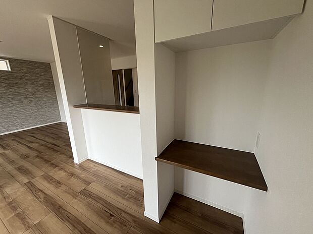 【カウンター付きのキッチン】キッチンにはカウンターがついています。作業中に物を置いておいたり、季節のお花やインテリアを置いておくこともできます。