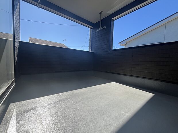 【広々ルーフバルコニー】突然の雨でも安心のルーフバルコニー。ベランピングやプランター栽培なども楽しむことができます