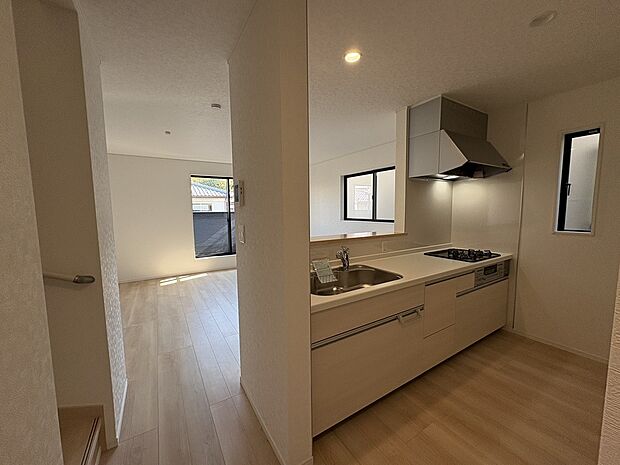 【床下収納】普段は使わない調味料や災害に備えた備蓄品などを収納できる床下収納。簡単には開かないので、小さなお子さまがいても安心です。また、普段は床下にあるので突然の来客があっても人目につかず、スッキリお使いいただけます。