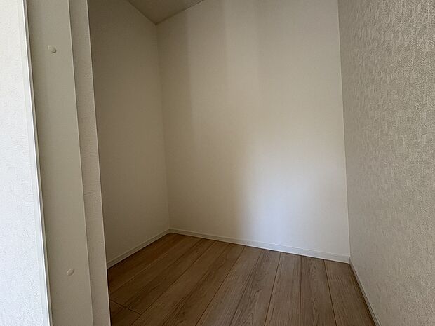 【ユーティリティルーム】テレワークルームや、普段は使わない収納など使い方は自由自在なユーティリティルーム。