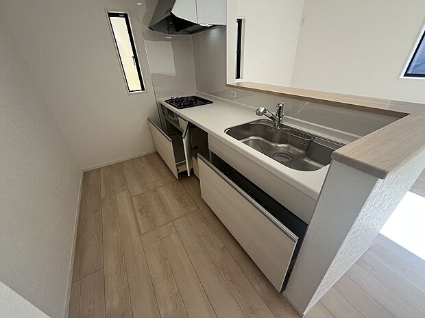 【機能性たっぷりのキッチン】作業台が広く、収納もたっぷりあるため快適にお料理ができます。また、三口のガスコンロなので同時調理も可能です