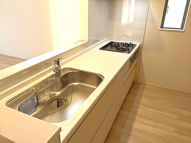 【機能性たっぷりのキッチン】作業台が広く、収納もたっぷりあるため快適にお料理ができます。また、三口のガスコンロなので同時調理も可能です