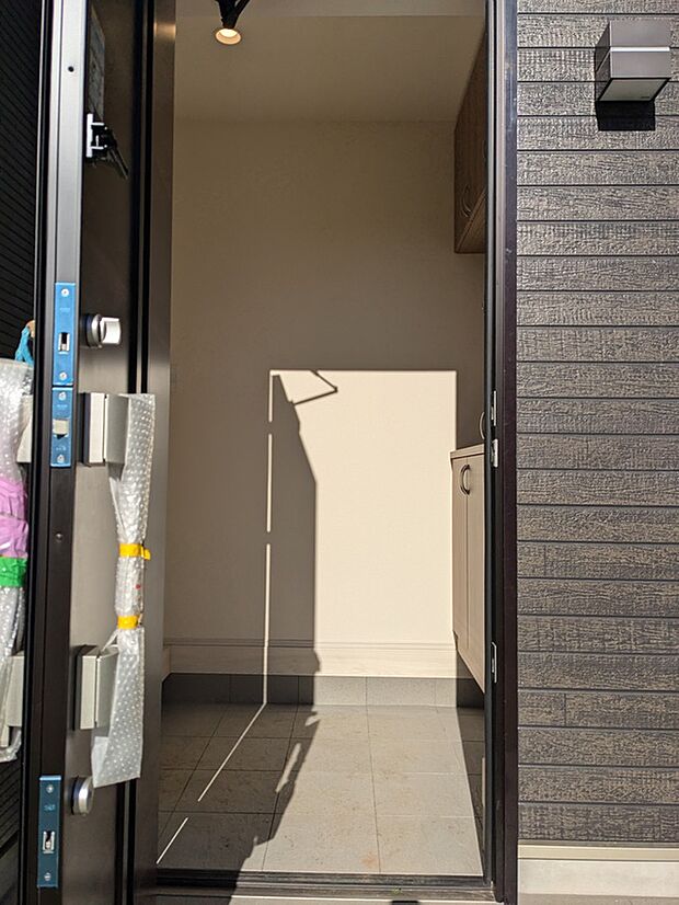 【安心のタッチキー】手がふさがっていても開けやすいタッチキーシステム。また、万が一に備えて物理キーとして、ティンブルキーも備えています。