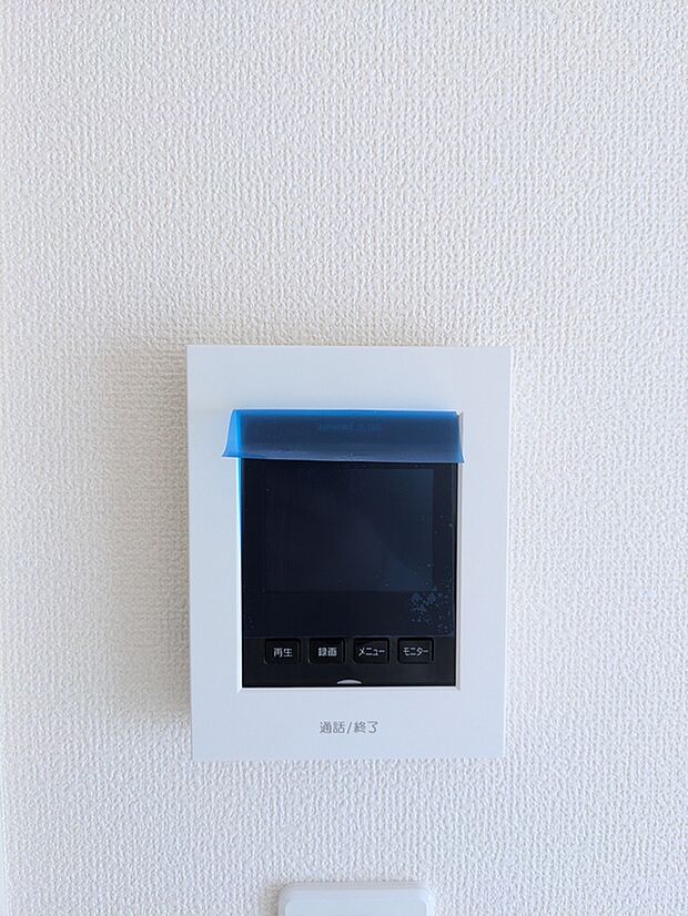 【TVモニター付きインターホン】カラーTV付きのインターホンは、来客相手の顔や声が直接見聞きできるので、防犯面では特に重要な設備です。女性やお子さまのいるご家庭では特に人気のある設備です