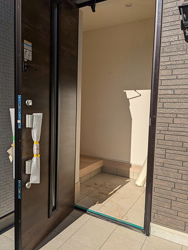 【雨の日も安心の玄関ポーチ】雨の日でも濡れる心配のない玄関ポーチです。ゆっくり鍵を開けることができます。