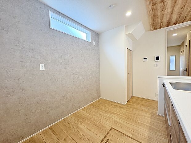 【開放感を感じる内装デザイン】ポップアップ天井、折り上げ天井、勾配天井など限られた空間のなかでも開放感を感じる設計になっています。また、アクセントクロスも併用しているので、お部屋にメリハリがつき洗練された雰囲気です。