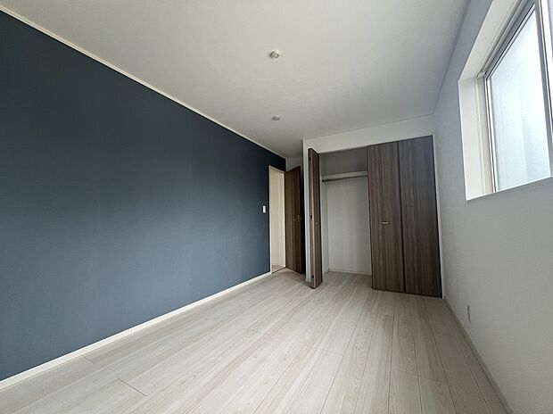 【網戸・シャッター付き】多くの住宅は、後から買主様負担で網戸とシャッターの設置を行いますが、こちらの物件はすでに設置済みです！あとからかかるお金や手配の手間もなく、嬉しい設備です。
