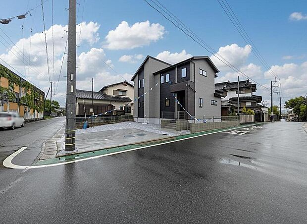前面道路は、公道北側約6.37m。幅広いため車の離合や駐車がスムーズです^^角地で陽当り・風通し良好です☆