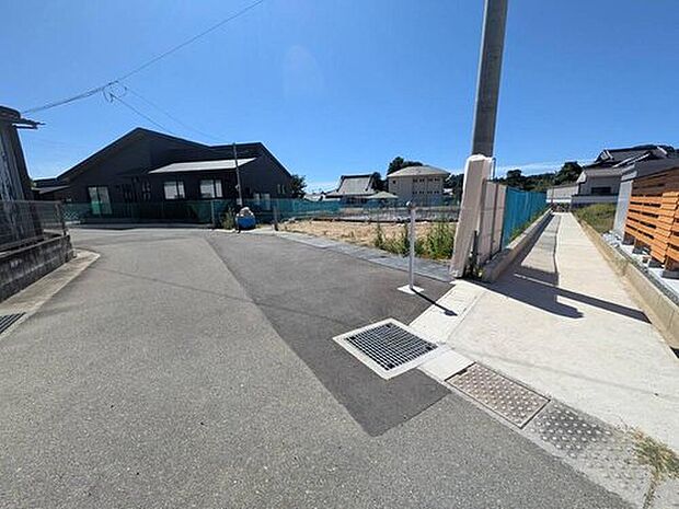 1号棟前面道路。東南側約6m。広々した前面道路は、交通量も少なく小さなお子様も安心。完成をお楽しみに^^