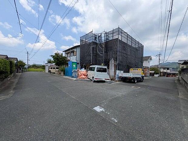 現地(2026年8月)撮影。風通しの良い角地☆前面道路は5.9mあり、車同士がすれ違うスペースが十分にあります。