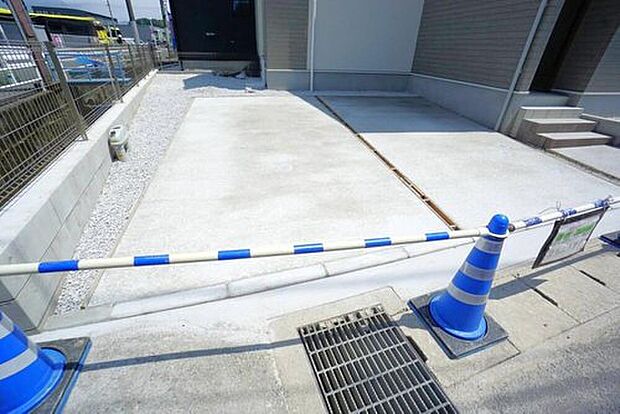 1号棟。駐車スペースはゆとりある3台分を確保。マイカー用に、お客さま用に、余裕を持ってご利用いただけます。