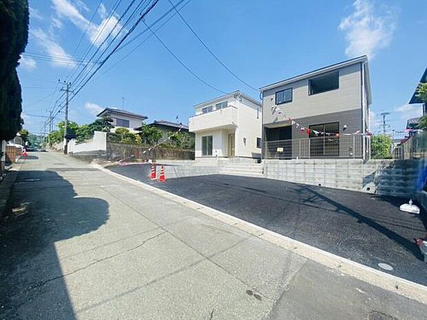 1号棟。駐車スペースはゆとりある3台分を確保。マイカー用に、お客さま用に、余裕を持ってご利用いただけます。