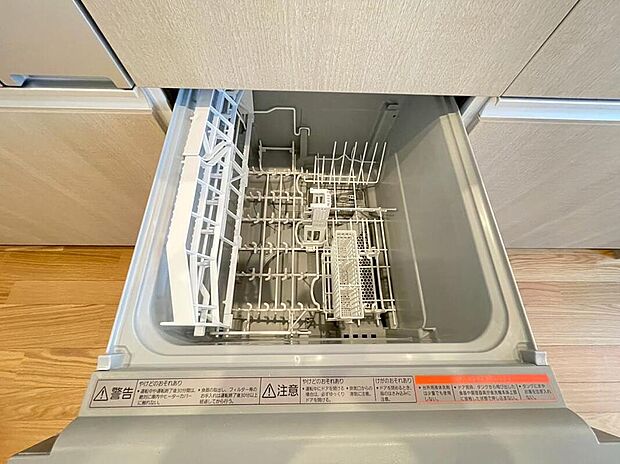 【食器洗浄乾燥機】家事の時間が短縮できる食器洗浄乾燥機付。後片付けもラクラクです。
食器を洗う手間が減るので家族とのコミュニケーションの時間や自分の時間が増えますね。