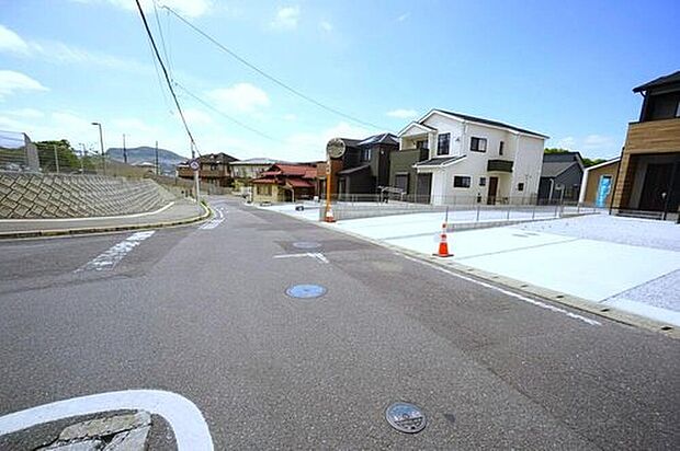 【 前面道路含む現地写真】全2区画の新築戸建が新登場です。道幅が広く、車通勤の方や買い物などでの車の出し入れも楽々できて嬉しいですね。