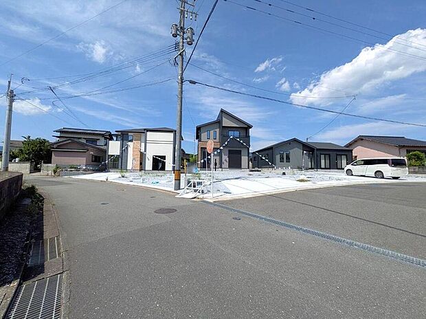 【前面道路含む現地写真】前面道路は公道南西側約5.27m~5.93m。車の通行がほとんどなく小さなお子様がいるご家庭でも安心して過ごせます^^