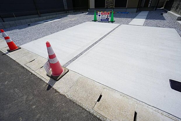 【駐車場】3号棟。駐車スペースはゆとりある8台分を確保。マイカー用に、お客さま用に、余裕を持ってご利用いただけます。