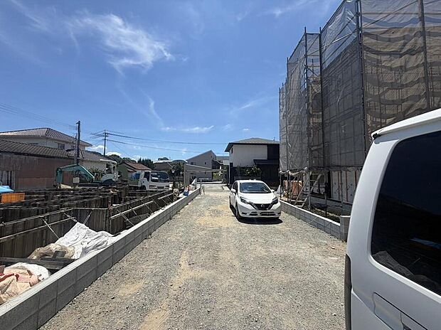 【前面道路含む現地写真】前面道路は車通りも少なく、安全性も確保。
一戸建ての多いエリア。落ち着いた雰囲気で快適な生活を送れます。