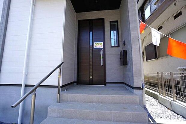 【玄関】1号棟。ブラウントーンの玄関扉^^外壁とマッチングしていてかっこいいですね^^家の顔となる玄関扉がかっこいいと、たくさんの人を招き入れたくなりますね^^