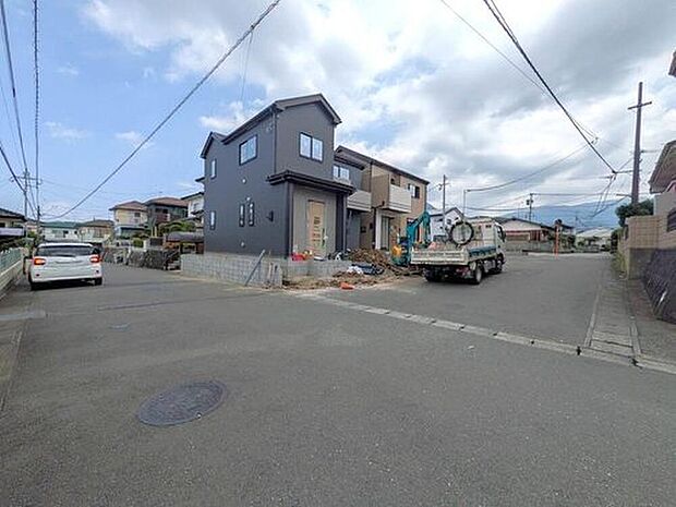 【前面道路】現地(2026年7月)撮影。前面道路は広く、車同士がすれ違うスペースが十分にあります。落ち着いた住宅地内で快適な生活を実現してみませんか^^