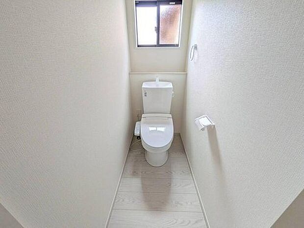 【トイレ】温水洗浄機付トイレです。節水機能もあるので、安心して使えますね。節水・静音設計でエネルギーを効率よく使用し省エネ。