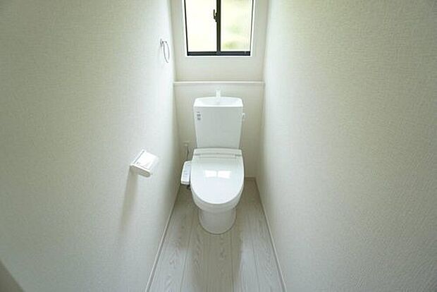 【トイレ】温水洗浄機付トイレです。節水機能もあるので、安心して使えますね。節水・静音設計でエネルギーを効率よく使用し省エネ。汚れをガードする構造でサッと一拭き、お手入れが簡単。