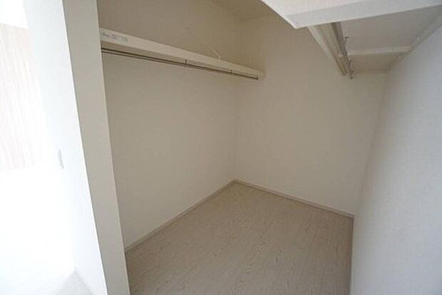 【収納】収納力豊富なウォークインクローゼット付き。洋服や小物などを１箇所にまとめて美しい収納を実現します。

