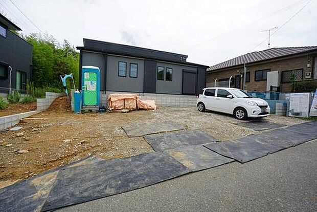 【駐車場】駐車スペースはゆとりある最大5台分を確保。マイカー用に、お客さま用に、余裕を持ってご利用いただけます。