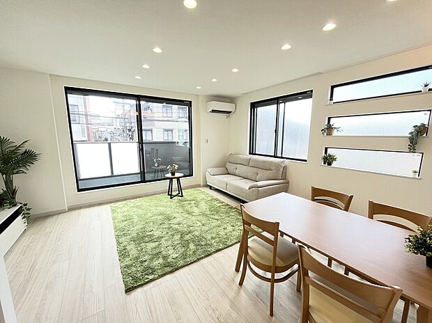 南側に面する約17帖のLDKは全面床暖房を採用 ☆ ダウンライト設計だから天井スッキリ解放感◎