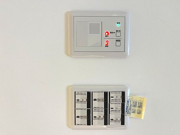 玄関扉は電子錠を採用 ☆ リビングからも施錠解錠が可能です