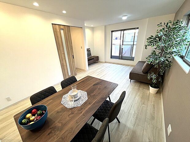 【リビング】
ダウンライト設計で天井もすっきりとした解放感！LDK全面に床暖房を採用した居心地の良い空間です。