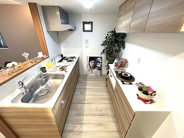 【キッチン】
リビングで遊ぶお子様を見守りながら料理ができる、会話の弾む対面キッチン。同メーカーのカップボードを採用し、デザインに統一感のある豊富な収納で、毎日の家事もスムーズに。